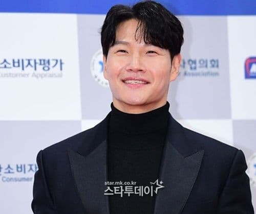 Kim Jong Kook, 'Người Năng Lực' của Running Man, mỉm cười sau thông báo kết hôn gây chấn động.