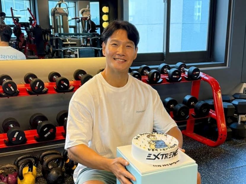Kim Jong Kook tươi cười trong phòng tập gym, kỷ niệm cột mốc mới trong cuộc đời.