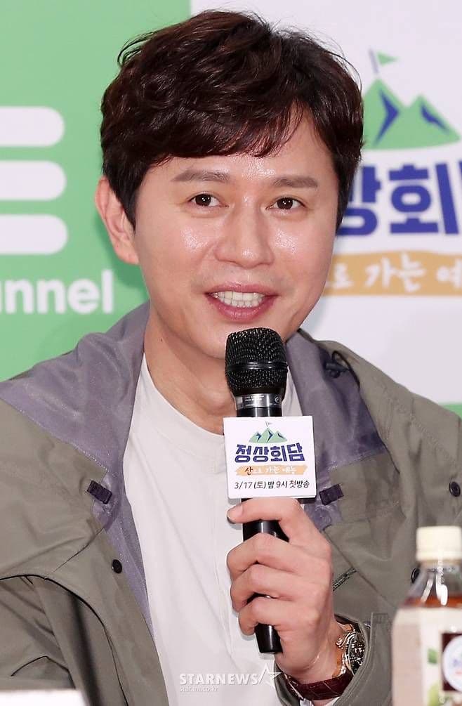 Kim Min Jong phát biểu, gương mặt nghiêm túc trong bối cảnh vụ kiện chống lại tin đồn sai lệch.