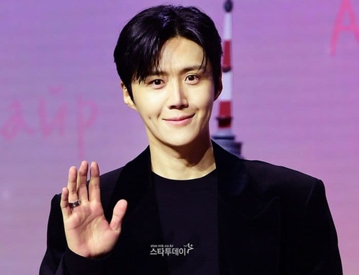 Kim Seon Ho tại một sự kiện, đối mặt với những nghi vấn về tài chính.