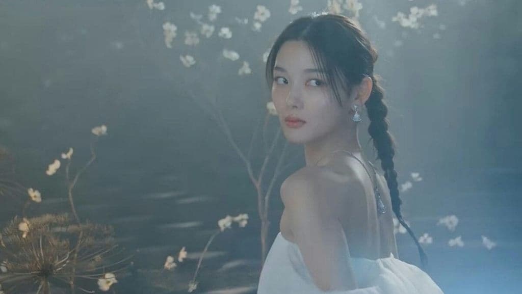 Kim Yoo Jung trong khung cảnh mờ ảo, nghệ thuật, phản ánh phong cách quay phim tinh tế của đạo diễn Lee Eung Bok trong 'Dear X'