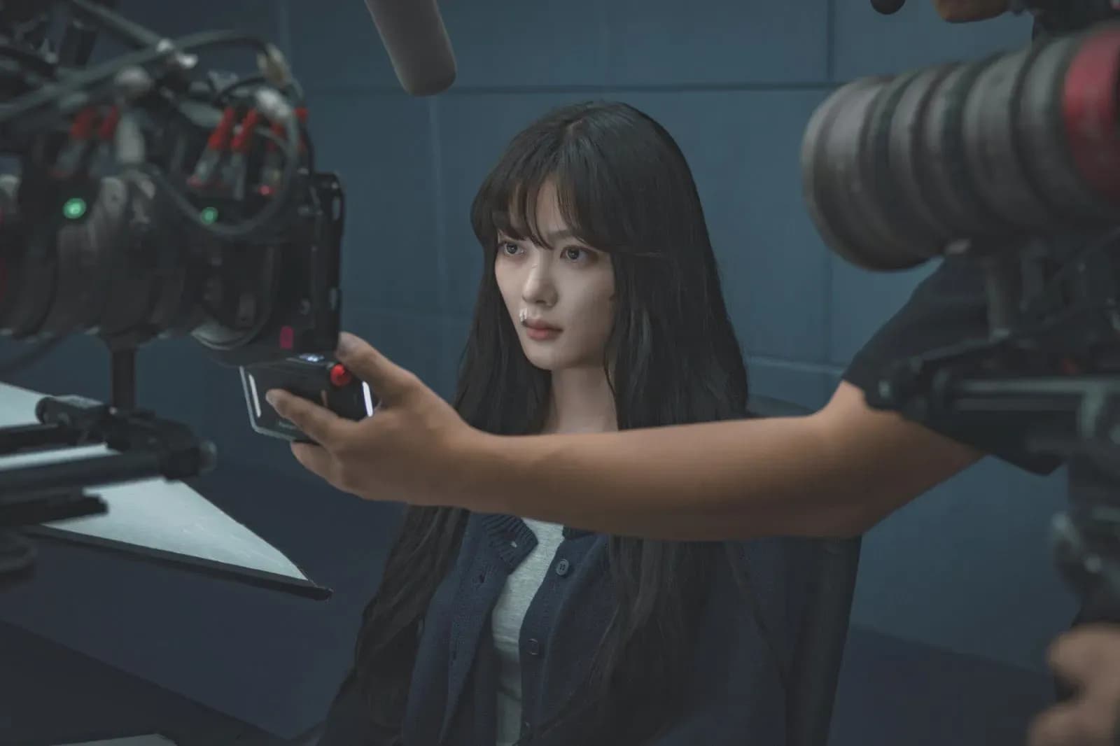 Kim Yoo Jung trong vai Ah Jin với ánh mắt sắc lạnh, thể hiện sự phức tạp của nhân vật.