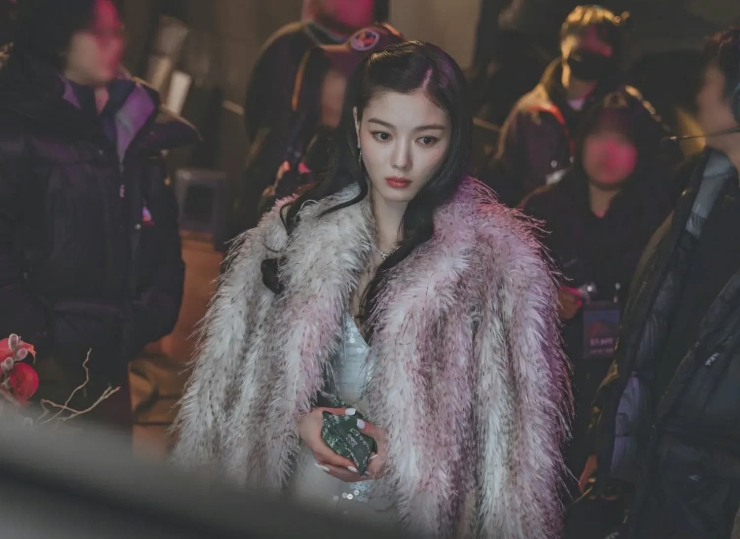 Kim Yoo Jung trong vai Ah Jin với phong thái sang trọng, phản ánh thế giới showbiz hào nhoáng nhưng khắc nghiệt.