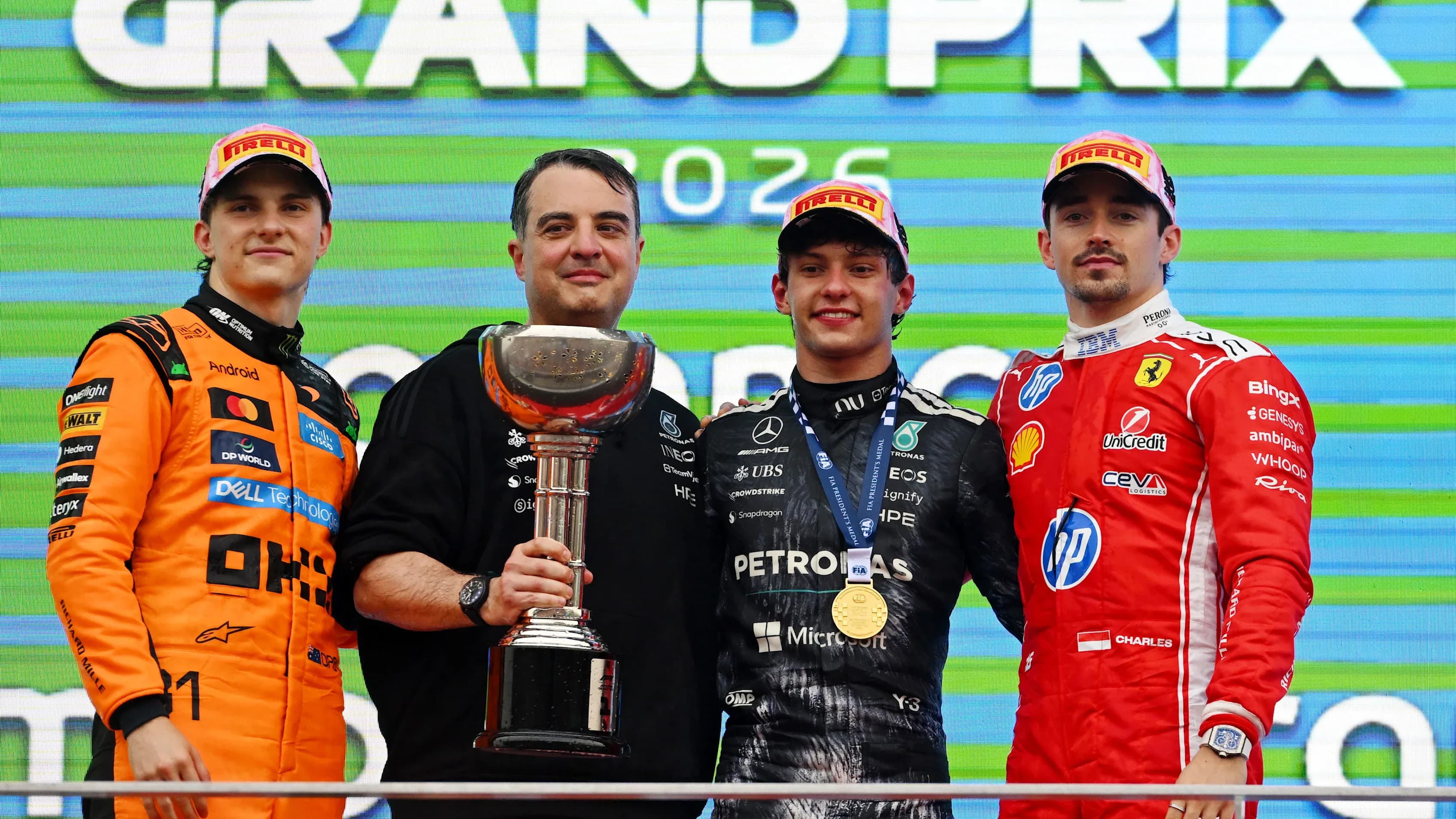 Kimi Antonelli cùng các tay đua khác trên bục vinh quang tại Grand Prix Nhật Bản, thể hiện chiến thắng của linh cảm và tài năng.