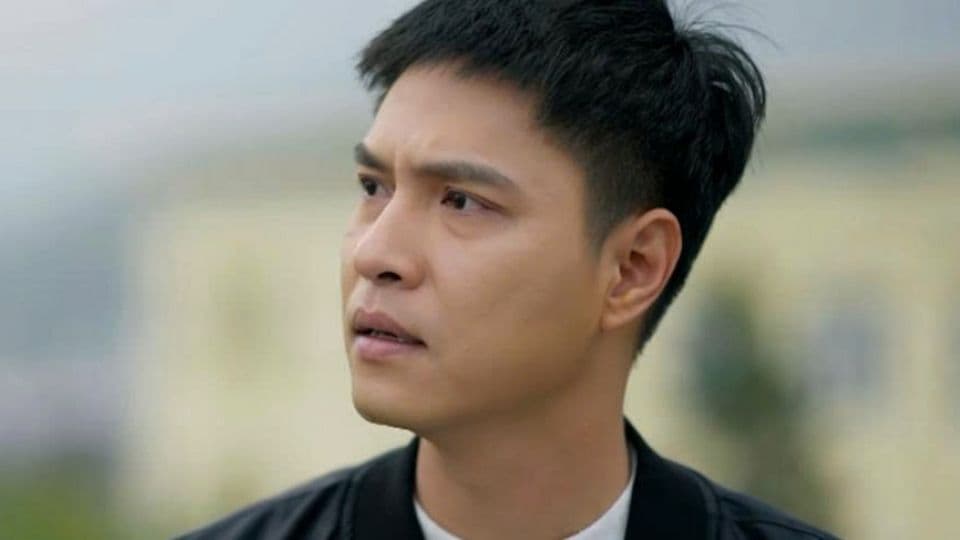 Kiên (một nhân vật chính) thể hiện sự kiên cường và bản lĩnh trưởng thành khi đối mặt với thử thách.