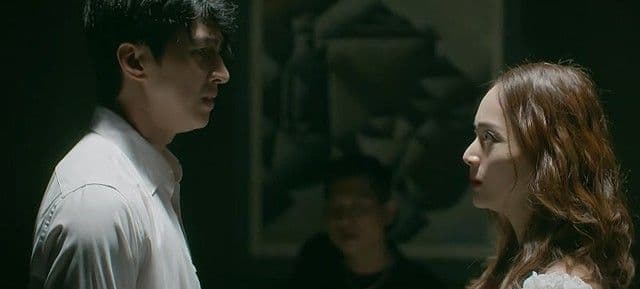 Kiều Thơ (Lan Phương) đe dọa Chiến (Bình An), thể hiện sự trả thù nghiệt ngã trong phim Đồng hồ đếm ngược.