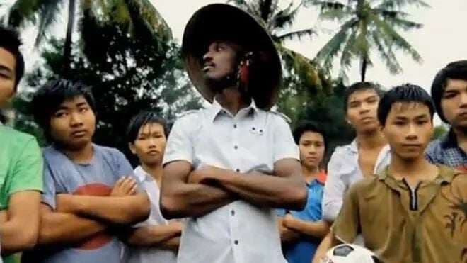 K'Naan đội nón lá cùng trẻ em địa phương, hình ảnh cộng đồng tại World Cup