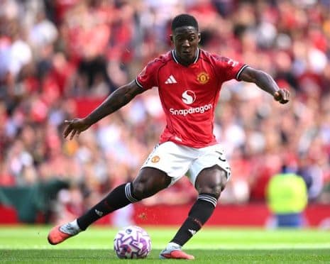 Kobbie Mainoo, cầu thủ trẻ của Manchester United, trong một trận đấu.