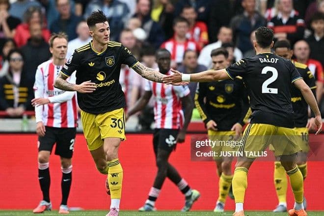 Kobbie Mainoo, tài năng trẻ của Manchester United, trên sân cỏ, biểu tượng cho tương lai không chắc chắn của câu lạc bộ.