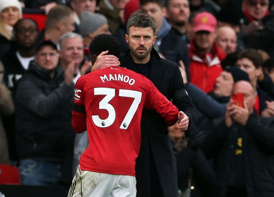 Kobbie Mainoo và Michael Carrick trên sân cỏ, biểu tượng của niềm tin và sự phát triển