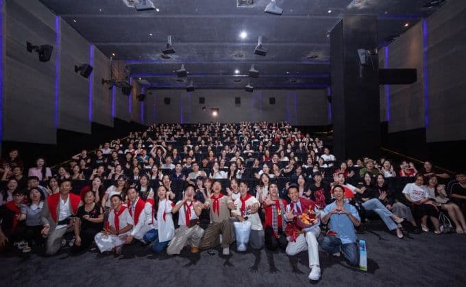 Ê-kíp phim "Mưa Đỏ" giao lưu với đông đảo khán giả tại rạp, minh họa cho hoạt động cine-tour và sự tương tác với công chúng.