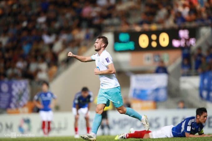Kristoffer Hansen ăn mừng bàn thắng duy nhất giúp Thép Xanh Nam Định giành chiến thắng quan trọng tại AFC Champions League Two.