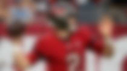 Kyler Murray, cầu thủ Arizona Cardinals, trên sân, đại diện cho bản sắc đội bóng NFL.