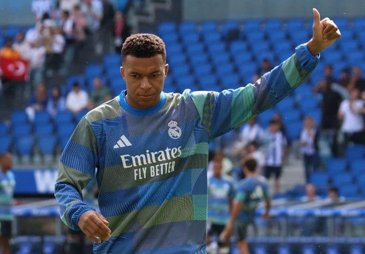 Kylian Mbappé ghi bàn vào lưới Real Sociedad, khẳng định sự áp đảo của Real Madrid tại Anoeta.