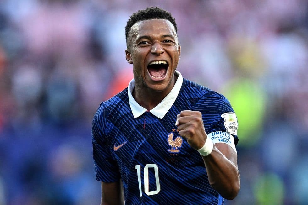 Kylian Mbappé ăn mừng bàn thắng, thể hiện sự quyết tâm và tài năng trên sân cỏ.
