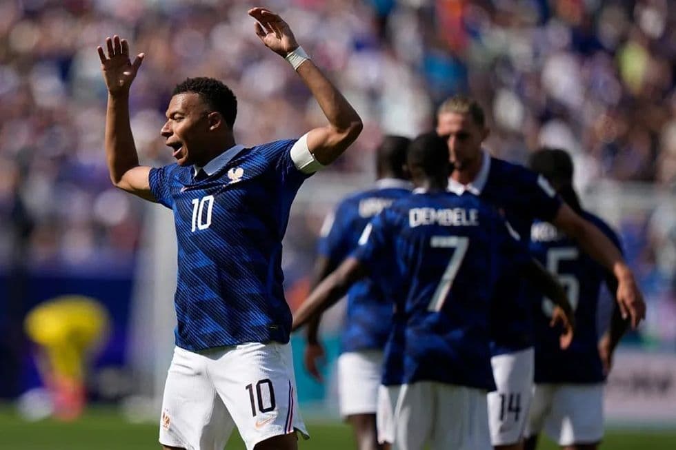 Kylian Mbappé ăn mừng cùng đồng đội, khẳng định vai trò thủ lĩnh và sức mạnh tập thể.
