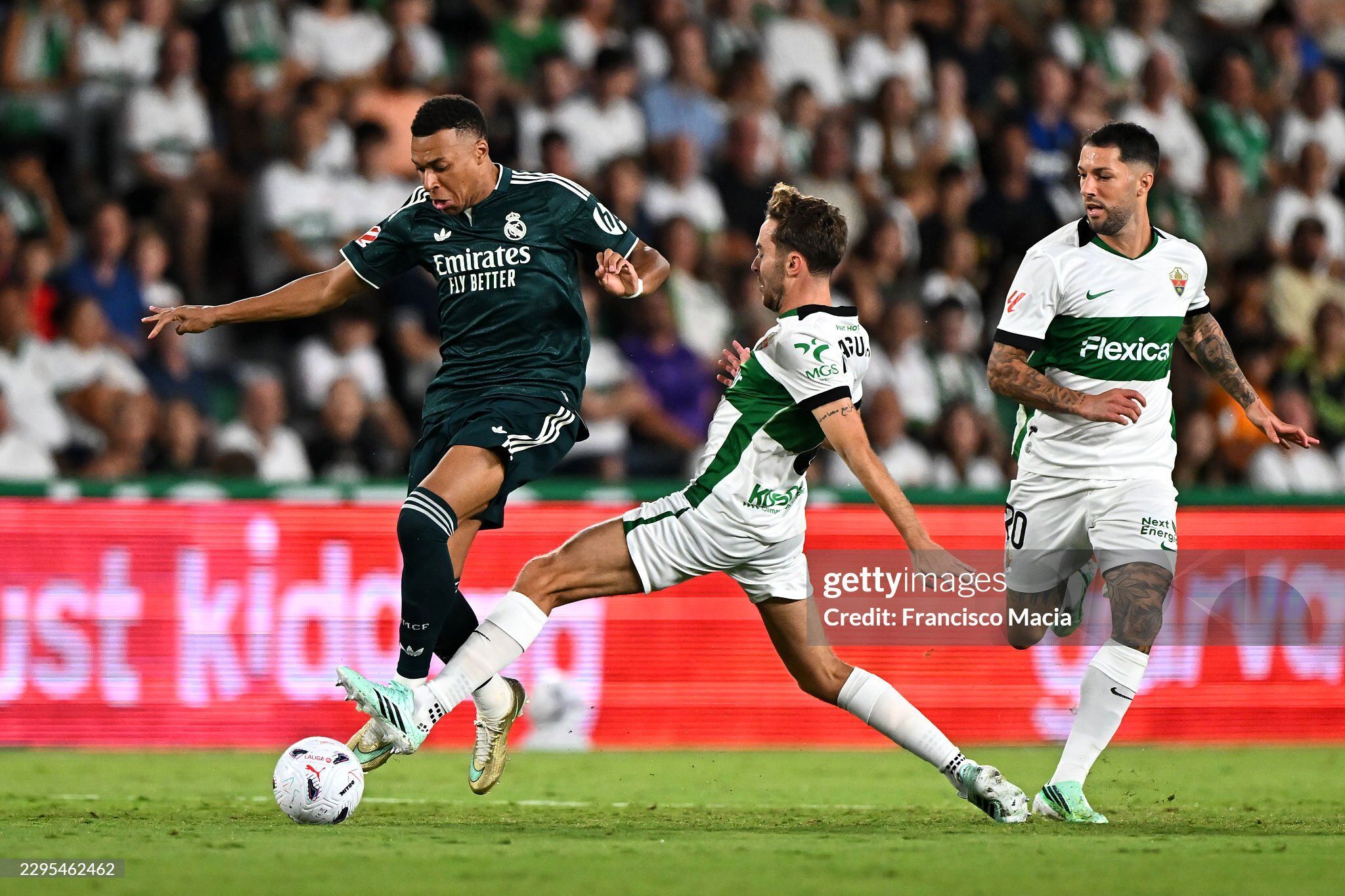 Kylian Mbappé (áo xanh thẫm) trong pha tranh bóng với cầu thủ Elche, thể hiện sự áp đảo của Real Madrid trong hiệp một.