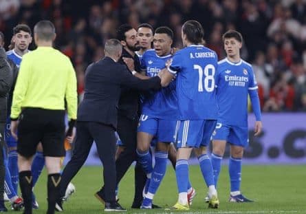 Kylian Mbappé trên sân cỏ, đại diện cho tiếng nói của các cầu thủ kêu gọi trách nhiệm và sự thay đổi trong bóng đá sau các vụ việc phân biệt chủng tộc.