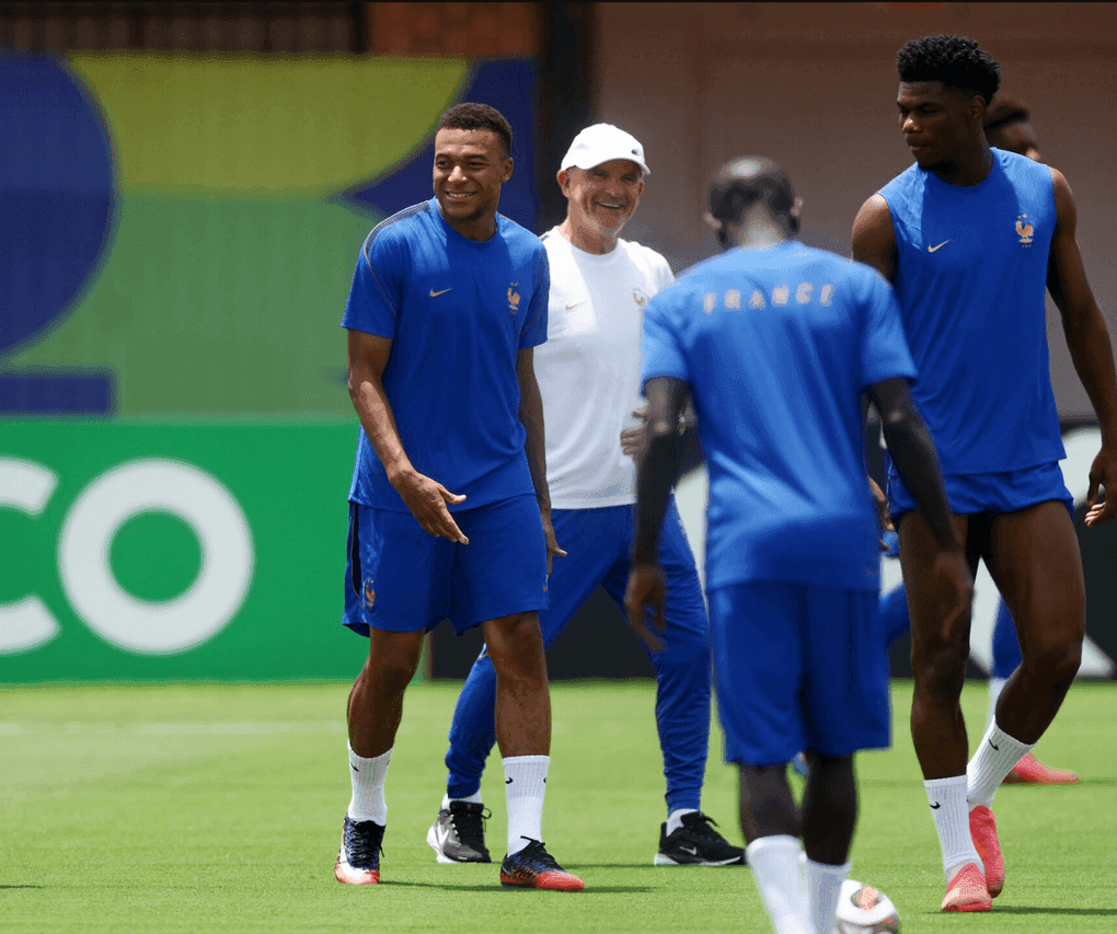 Kylian Mbappé trên sân tập cùng đồng đội, thể hiện sự tự tin và phong thái thủ lĩnh.