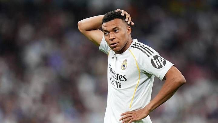 Kylian Mbappé trong màu áo Real Madrid với vẻ mặt trầm tư, thể hiện sự phức tạp trong việc thích nghi hệ thống.