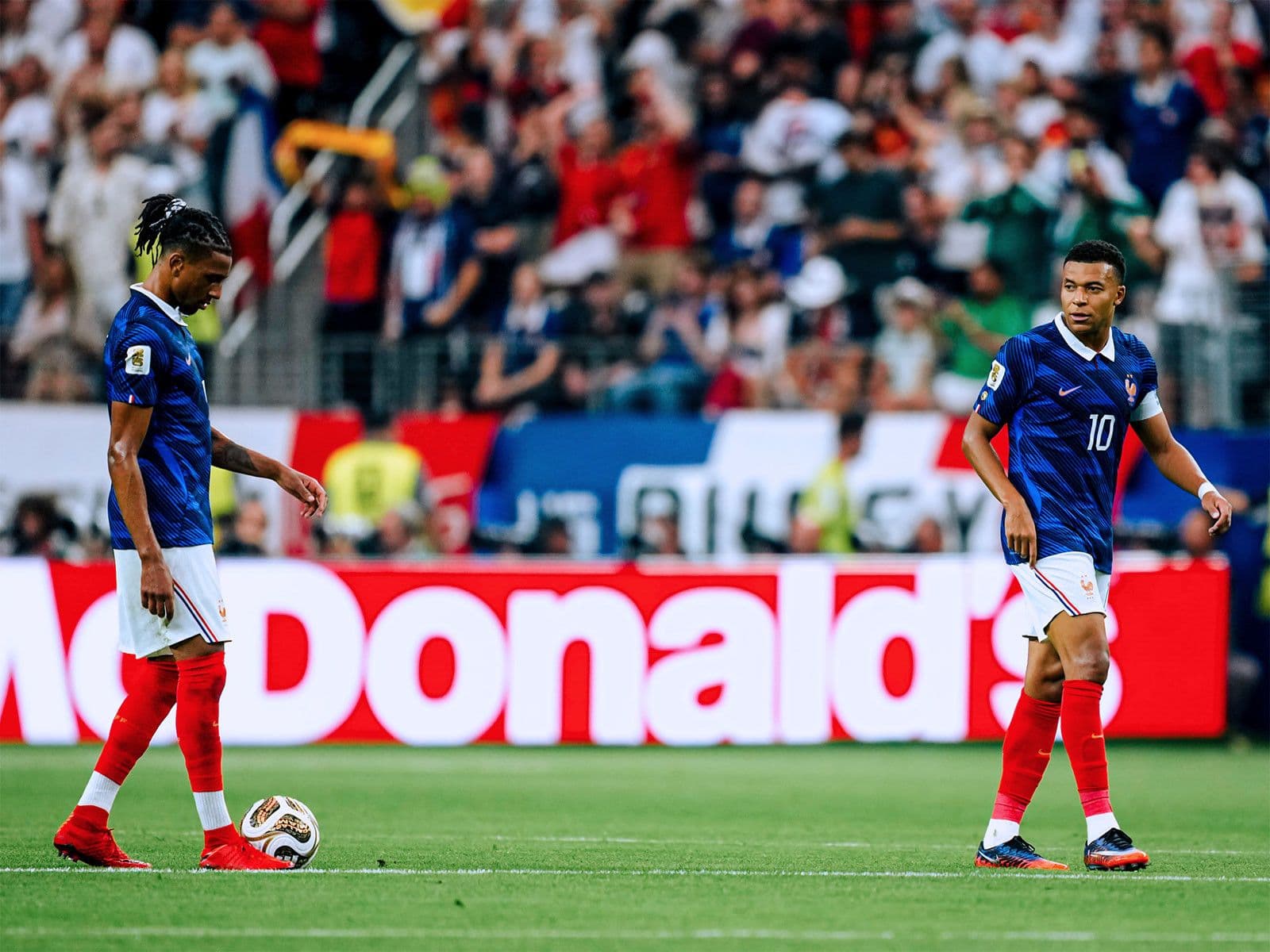 Kylian Mbappé và Ousmane Dembélé của Pháp trên sân, thể hiện sự bất lực của các ngôi sao trước hàng phòng ngự Tây Ban Nha.