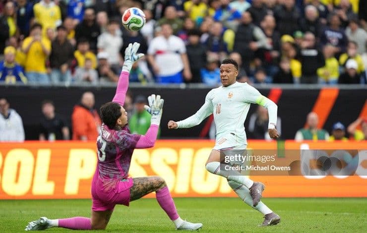 Kylian Mbappe của đội tuyển Pháp ghi bàn vào lưới Brazil.