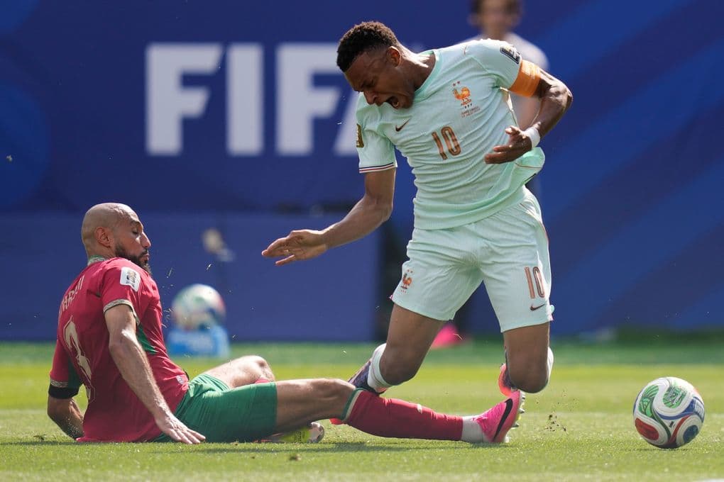 Kylian Mbappe của Pháp bị phạm lỗi trong trận tứ kết World Cup 2026.