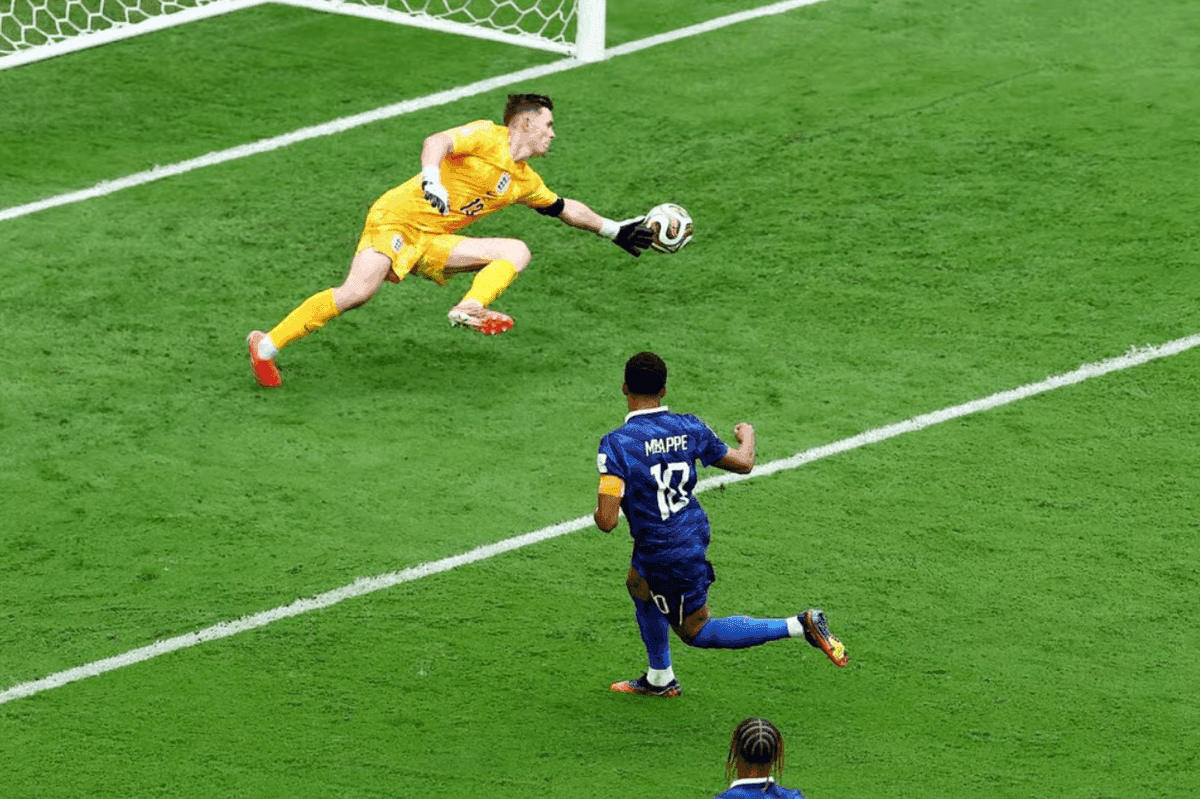 Kylian Mbappe của Pháp dứt điểm về phía khung thành, thể hiện lối chơi tấn công bùng nổ trong trận đấu lịch sử.