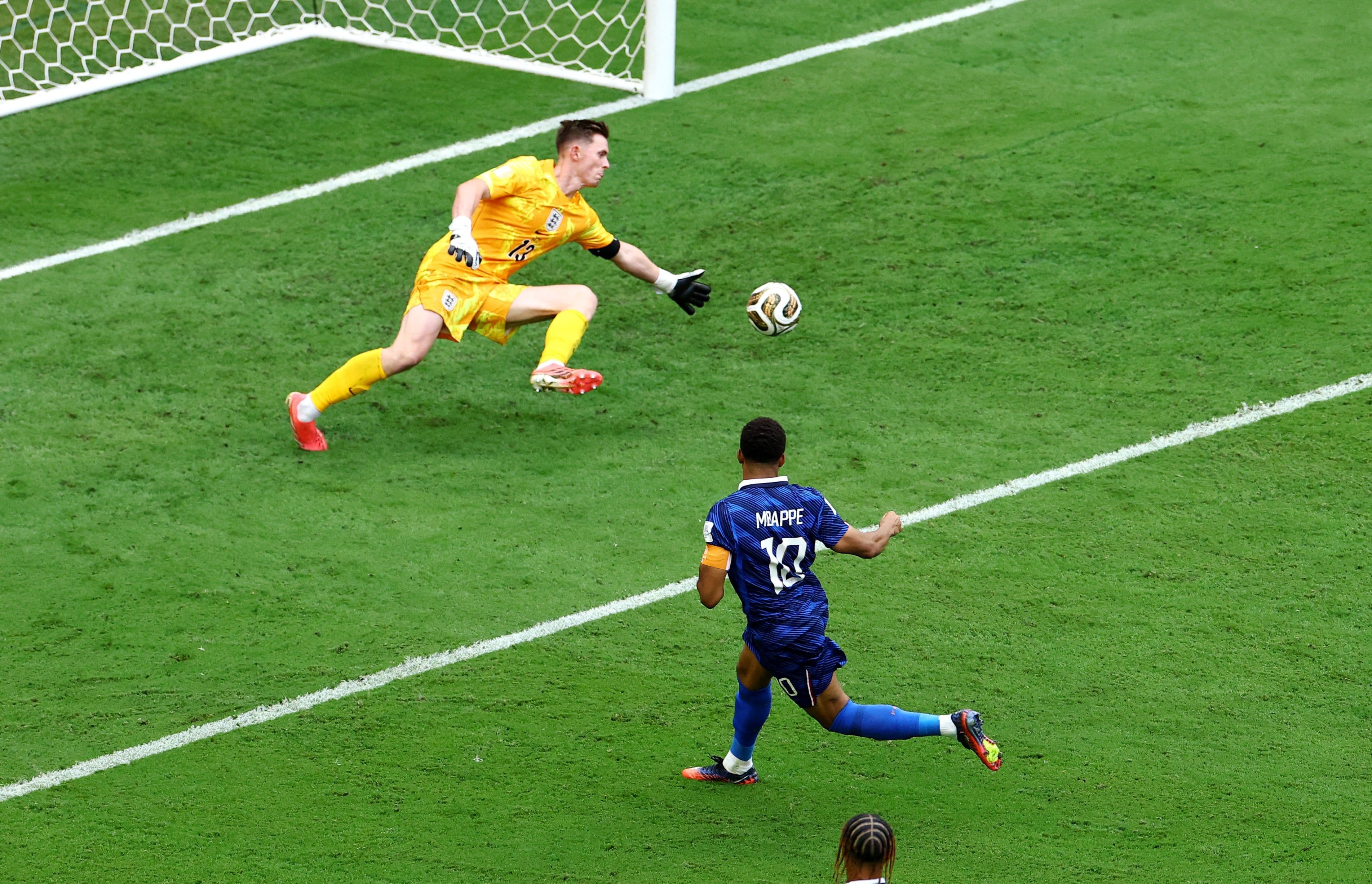 Kylian Mbappe của Pháp nỗ lực ghi bàn, thể hiện khát khao phá kỷ lục cá nhân trong trận đấu