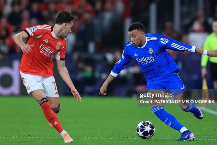 Kylian Mbappe của Real Madrid đối đầu cầu thủ Benfica trong trận đấu căng thẳng tại Da Luz.