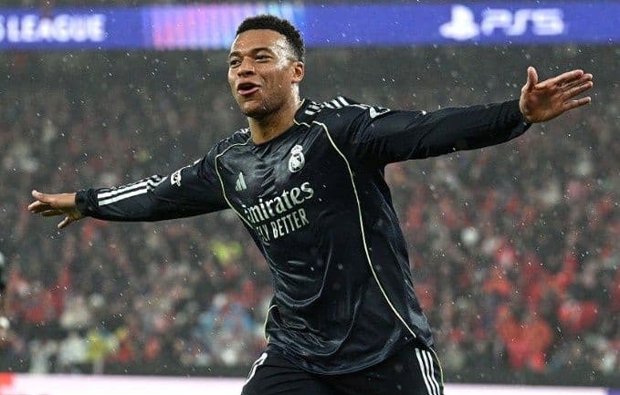 Kylian Mbappe của Real Madrid ăn mừng bàn thắng trong trận thua trước Benfica