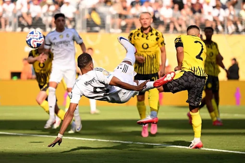 Kylian Mbappe của Real Madrid thực hiện cú sút trong trận đấu với Dortmund
