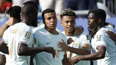 Kylian Mbappe cùng đồng đội ăn mừng, tượng trưng cho tinh thần đoàn kết và niềm vui của World Cup