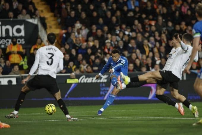 Kylian Mbappe dứt điểm trong hiệp một trận đấu giữa Real Madrid và Valencia