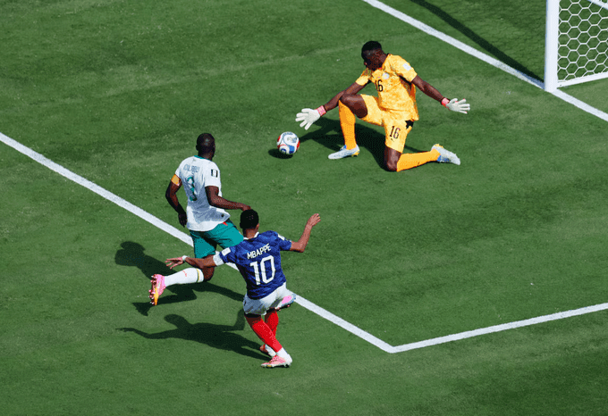 Kylian Mbappe ghi bàn mở tỷ số cho Pháp trong trận đấu với Senegal