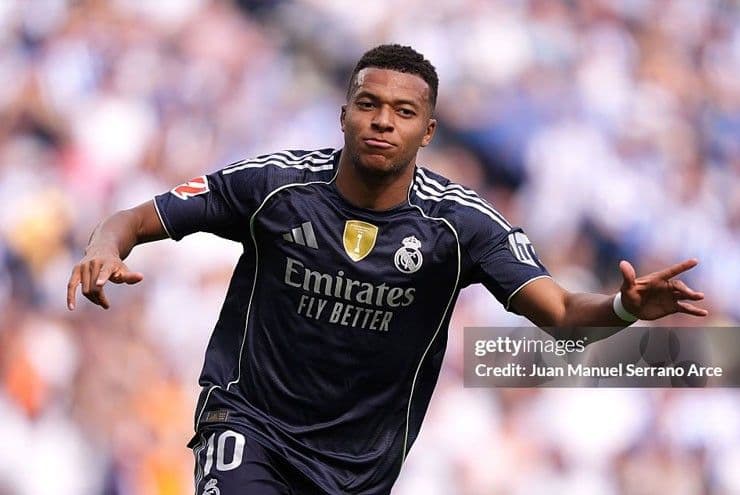 Kylian Mbappe ăn mừng bàn mở tỷ số, giúp Real Madrid khởi đầu thuận lợi tại Anoeta.