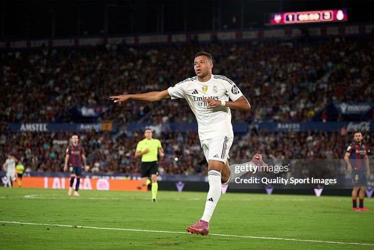 Kylian Mbappe ăn mừng bàn thắng từ chấm phạt đền, tái lập khoảng cách an toàn cho Real Madrid.