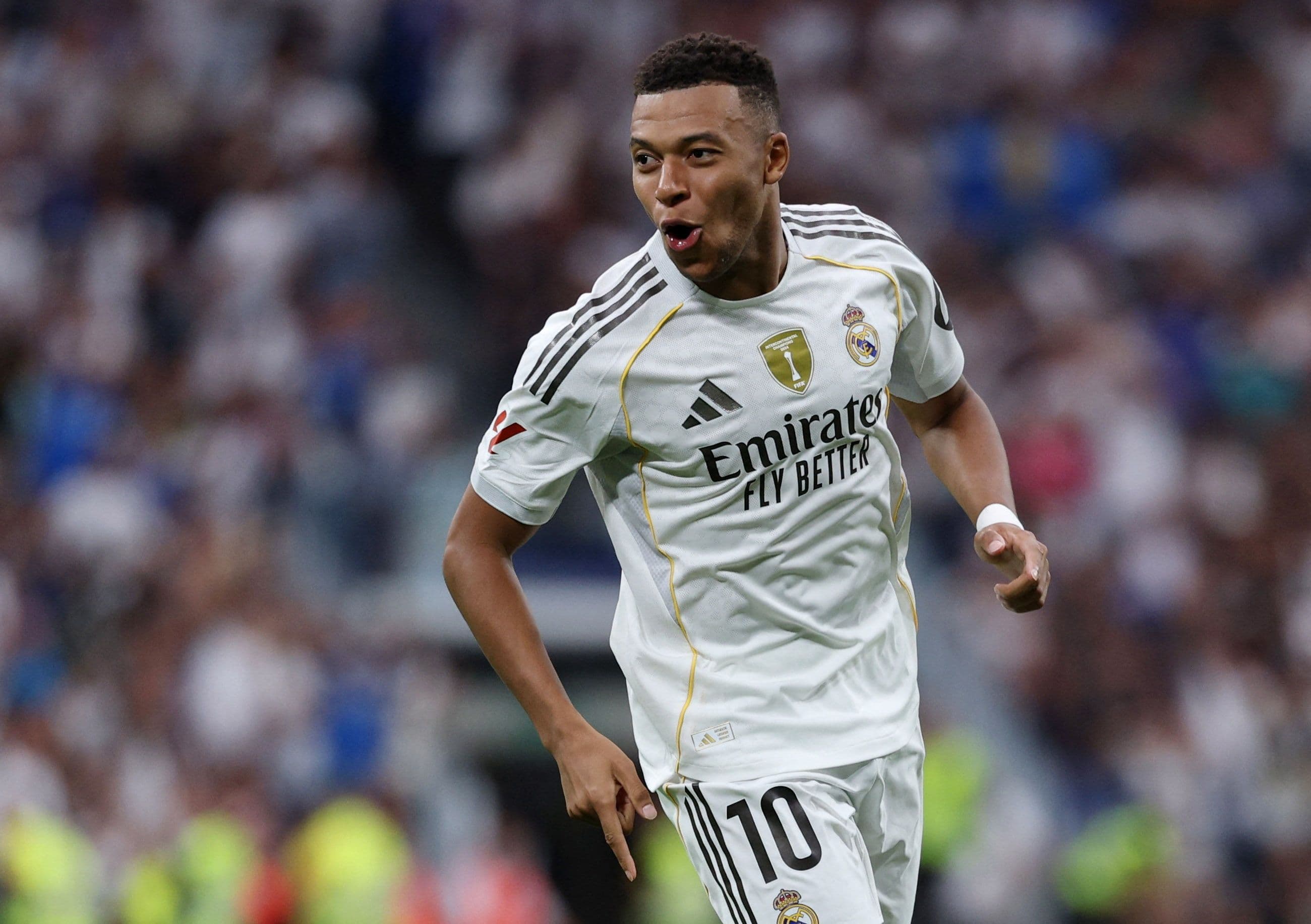 Kylian Mbappe ăn mừng bàn thắng tầm xa cho Real Madrid.