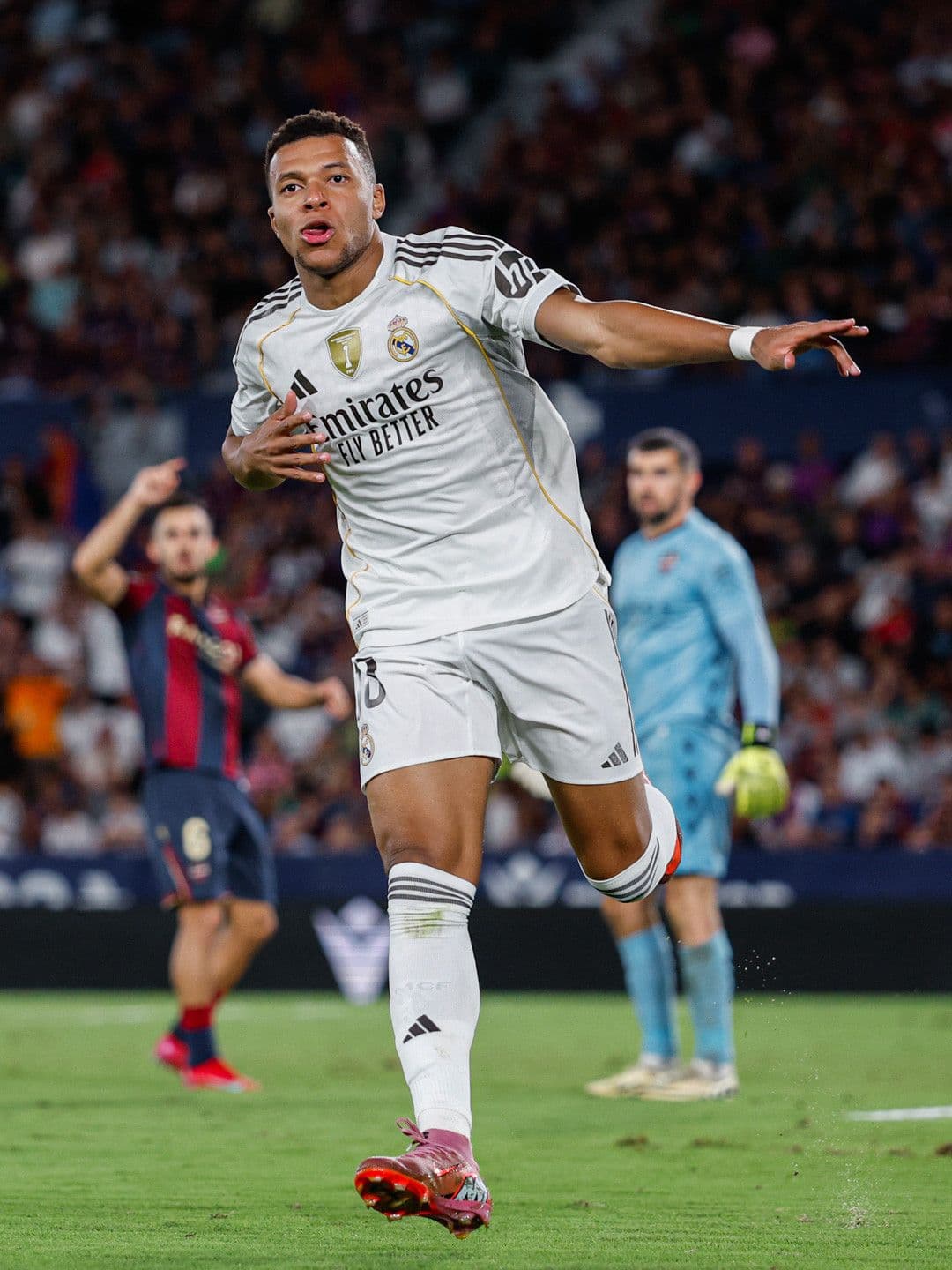 Kylian Mbappe ăn mừng cú đúp bàn thắng, khẳng định sự thống trị của Real Madrid.