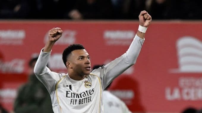 Kylian Mbappe ăn mừng chiến thắng của Real Madrid trước Villarreal, khẳng định bản lĩnh ngôi vương La Liga.