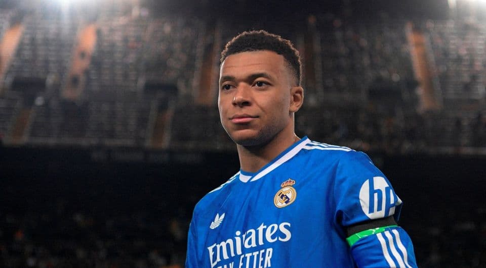 Kylian Mbappe, ngôi sao của Real Madrid, trên sân Mestalla trong trận đấu đầy áp lực