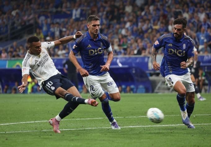 Kylian Mbappe (số 10 Real Madrid) ghi bàn mở tỷ số trong trận gặp Oviedo
