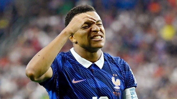 Kylian Mbappe thể hiện sự thất vọng khi các ngôi sao Pháp không thể tỏa sáng
