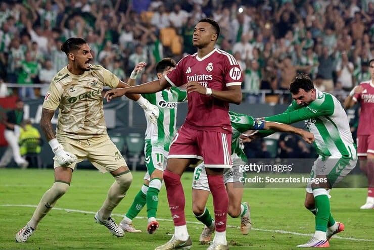 Kylian Mbappe thể hiện sự thất vọng sau trận thua của Real Madrid