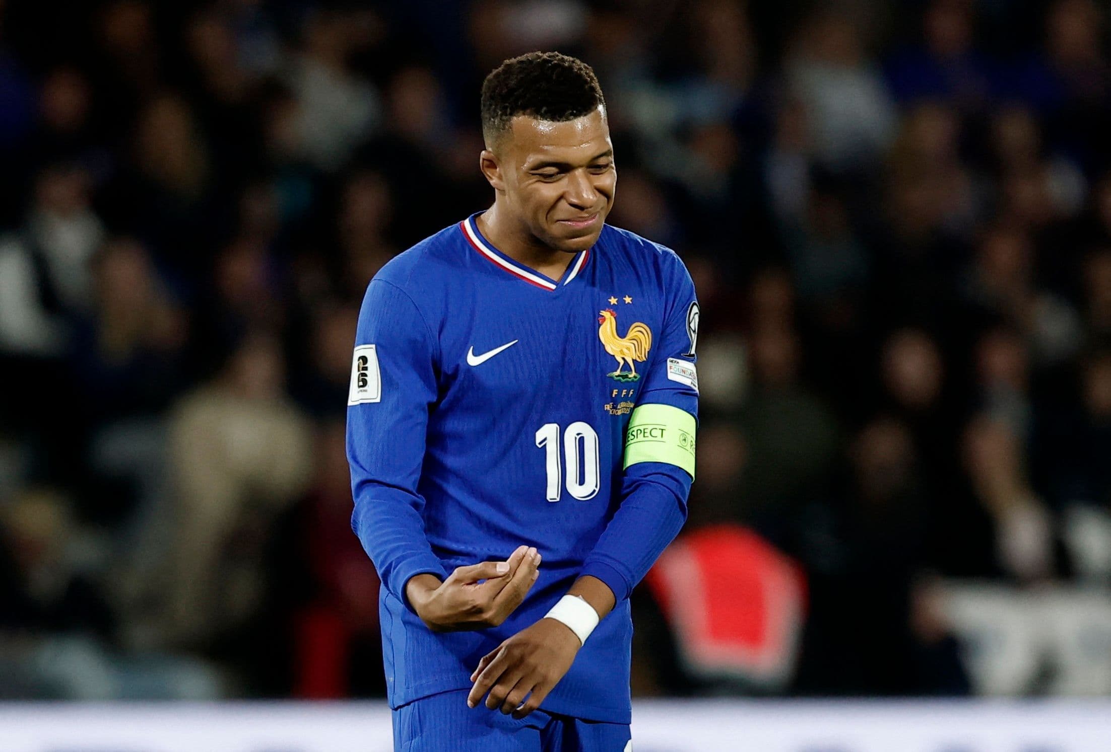 Kylian Mbappe thể hiện sự thất vọng, tượng trưng cho áp lực và sự mong manh của tuyển Pháp khi thiếu vắng anh.