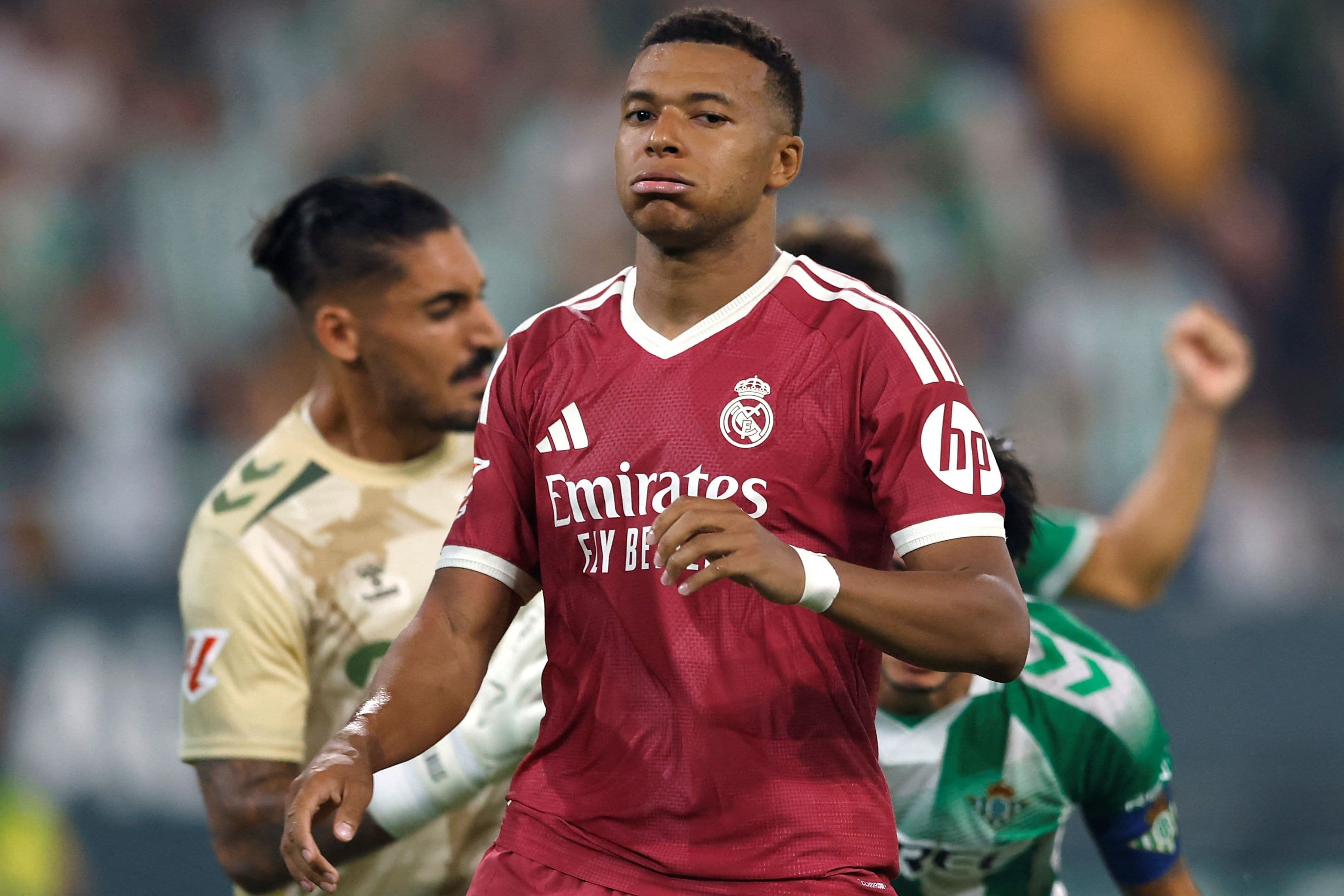Kylian Mbappe tranh cãi với trọng tài sau khi bỏ lỡ cơ hội ghi bàn