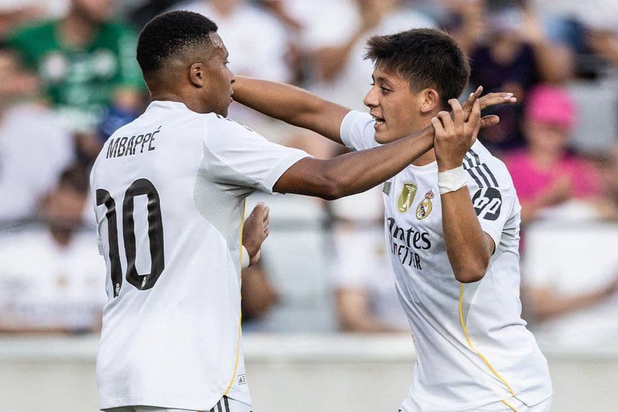 Kylian Mbappe trong áo số 10 của Real Madrid, biểu tượng của kỷ nguyên mới.