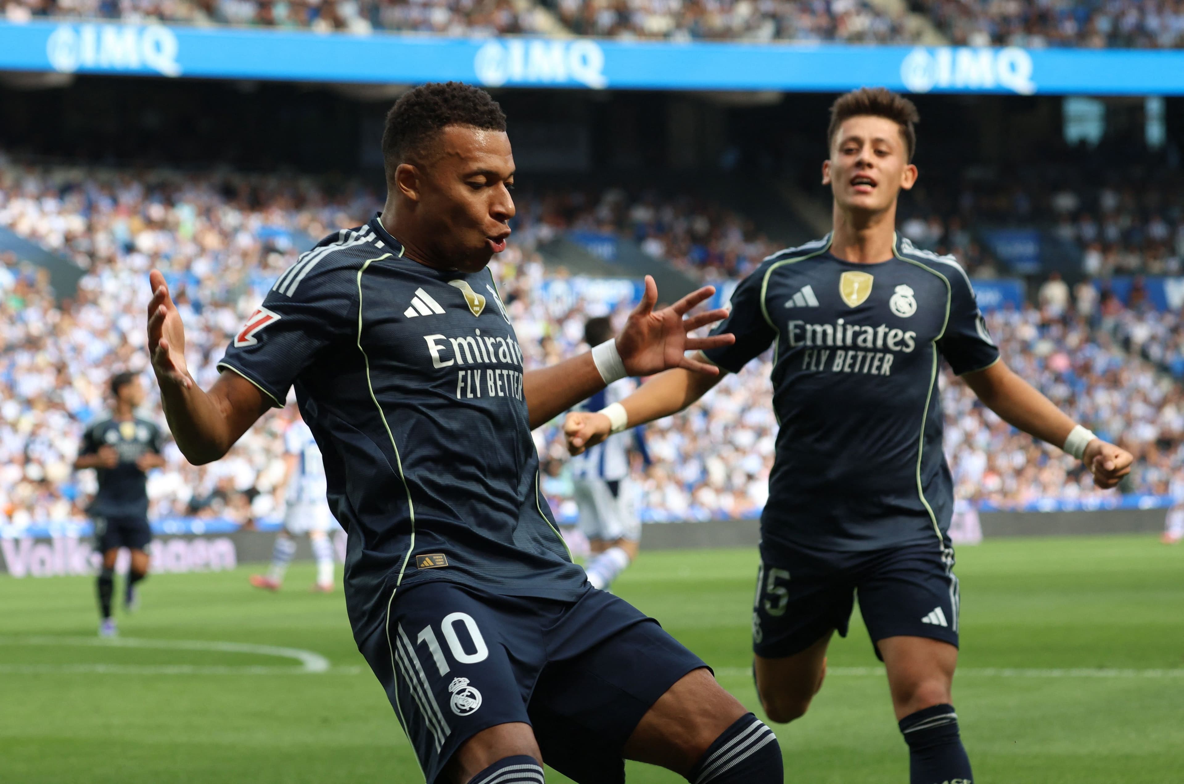 Kylian Mbappe và Arda Guler ăn mừng bàn thắng cho Real Madrid trong trận đấu kịch tính với Real Sociedad.