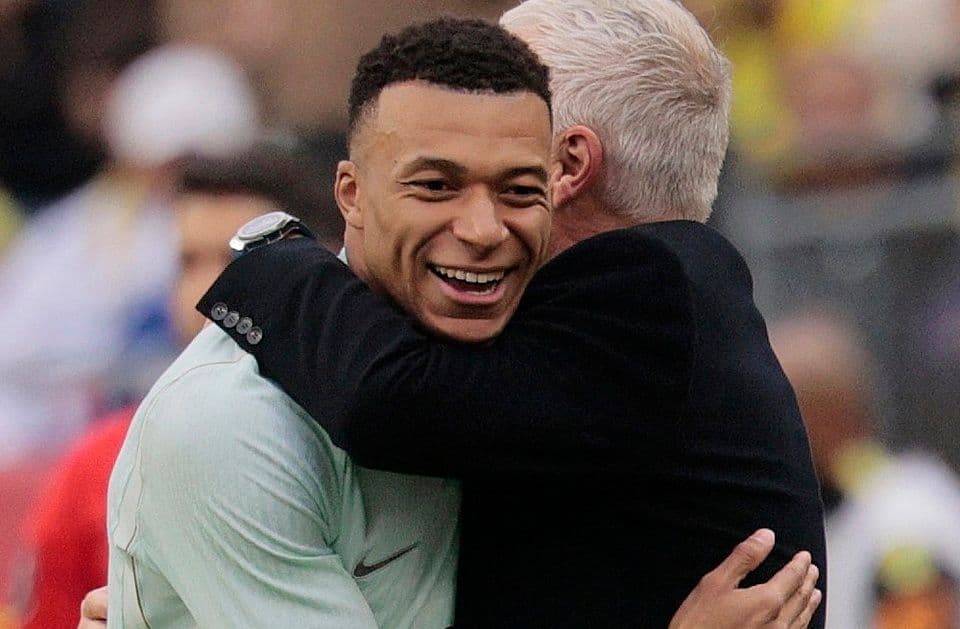 Kylian Mbappe và HLV Didier Deschamps thể hiện sự gắn kết, chiến lược của đội tuyển Pháp