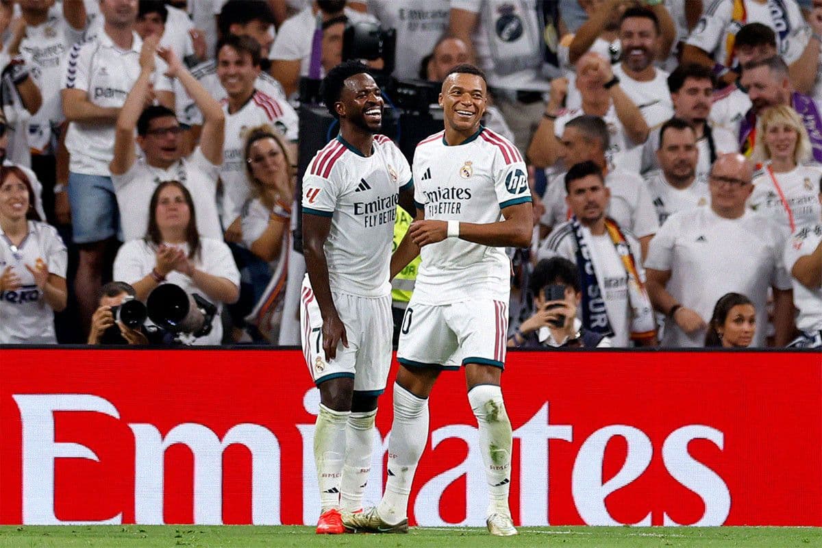 Kylian Mbappe và Vinicius Junior ăn mừng bàn thắng, thể hiện sức mạnh hàng công Real Madrid.